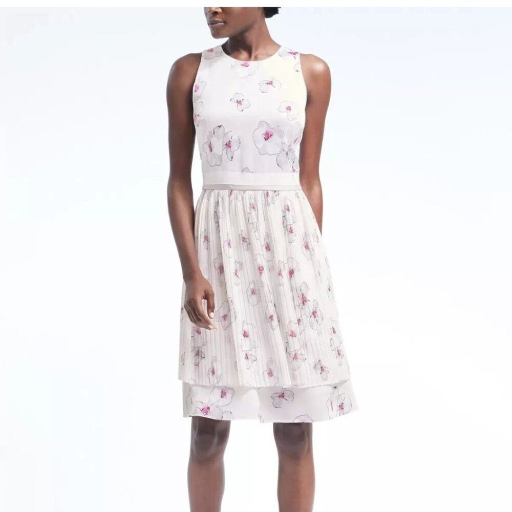 Dress Banana Republic Pleated Floral White Purple size 10 Sleeveless